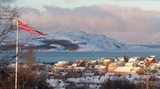 Im äußersten Norden Norwegens, dort wo Westeuropa und NATO an Russland grenzen, liegt Kirkenes – trotz seiner gerade mal 3500 Einwohner – ein geopolitisches Schwergewicht. Kirkenes liegt 400 Kilometer nördlich des Polarkreises, nur 10 Kilometer westlich der Grenze zu Russland. 3500 Menschen leben hier. Im äußersten Norden Norwegens, dort wo Westeuropa und NATO an Russland grenzen, liegt Kirkenes – trotz seiner gerade mal 3500 Einwohner – ein geopolitisches Schwergewicht. Kirkenes liegt 400 Kilometer nördlich des Polarkreises, nur 10 Kilometer westlich der Grenze zu Russland. 3500 Menschen leben hier.