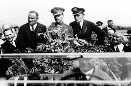 Die Atlantikflieger werden als Helden gefeiert - Hermann K&ouml;hl (links) mit dem irischen Fliegermajor Fitzmaurice (Mitte) und Freiherr von H&uuml;nefeld (rechts).