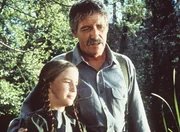 Laura (Melissa Gilbert, l.) und ihr Gro&szlig;vater (Arthur Hill, r.) haben sich wieder vers&ouml;hnt, doch nun hei&szlig;t es Abschied nehmen.