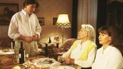 Jutta (Claudia Loerding, r.) findet das Benehmen ihrer Mutter Elisabeth (Hannelore Minkus) dem neuen Nachbarn Ulrich Lohmann (Ulrich Ansch&uuml;tz) gegen&uuml;ber unm&ouml;glich.