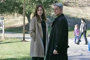 L-R: Der Fluch der Waffe: Hillary Taffet (Rebecca Creskoff) und Gibbs (Mark Harmon)