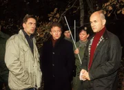 Kommissar Bonhoff (Wolfgang Krewe, li.), Oberstaatsanwalt Kampen (Axel Pape, 2.v.li.) und Dr. Duhler (Klaus Schindler, re.) r&auml;tseln. Was ist wirklich mit dem Streifenpolizist Armin Sievers passiert? Wollte er nur abtauchen und sich f&uuml;r Tod erkl&auml;ren lassen, um die Lebensversicherung zu kassieren? (hi. Komparsen)