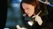 Sara Sidle (Jorja Fox) untersucht den Tatort auf Spuren. War es ein Unfall oder kaltbl&uuml;tiger Mord?