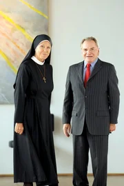 Die Mutter Oberin m&ouml;chte nicht, dass W&ouml;ller ihren Wahlkampf unterst&uuml;tzt (v.li.: Gaby Dohm, Fritz Wepper).