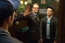 Weil "Eggsys" (Taron Egerton, r.) Vater Harry Hart (Colin Firth, l.) einst das Leben rettete, bewahrt der Geheimagent den Jungen vor dem Gef&auml;ngnis und schleust ihn stattdessen in das harte Rekrutierungsprogramm seiner Organisation ein. Mit weitreichenden Folgen ...