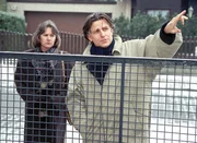 Ulrich (Ulrich Ansch&uuml;tz re.) erkl&auml;rt Jutta (Claudia Loerding), wie er sich ihr neues Haus vorstellt.