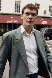 Im M&auml;rz wurde Gary McKinnon verhaftet, nachdem er etliche Computer der NASA und des Pentagons gehackt hatte. Der Angeklagte berichtet, Beweise f&uuml;r die Existenz einer geheimen amerikanischen Weltraumflotte gefunden zu haben, die aus "au&szlig;erirdischen Offizieren" bestehen soll. Was steckt hinter seinen Aussagen?