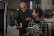 Harry (Hector Elizondo, l.); Drew Dunbar (Thomas Middleditch, r.)