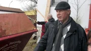 Emil (Foto) und seine Familie leben auf einem Recyclinghof, den Hausherr Emil (64) mit Leib und Seele betreibt. Neben seinem Hof hat Emil nun ein heruntergekommenes Haus angemietet um diverse Tr&ouml;delmassen, die sich in den letzten 30 Jahren angesammelt haben, zu horten. Das zweist&ouml;ckige Haus platzt aus allen N&auml;hten und ist kaum noch zu betreten...