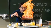 Rock and Roll kochen im Klassenzimmer-Crepes&Feuer. Erik Olsen (Oliver Mommsen)