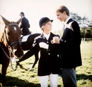 Kurz vor Beginn des Reit-Turniers macht Sascha (Jochen Horst) seiner Schwester Nane (Katharina B&ouml;hm) noch einmal Mut und w&uuml;nscht ihr &bdquo;Hals- und Beinbruch&ldquo;.