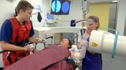 Krankenschwester Clara Henneberger (links) und die &Auml;rztin Dr. Stephanie K&ouml;hler (rechts) behandeln den gebrochenen Arm ihrer Patientin Sylvia Treusch.