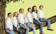 Im Bild (v.li.): Murray Goldberg (Jeff Garlin), Beverly Goldberg (Wendi McLendon-Covey), Albert 'Pops' Solomon (George Segal), Barry Goldberg (Troy Gentile), Erica Goldberg (Hayley Orrantia), Adam Goldberg (Sean Giambrone).