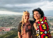 Melanie Schafroth und Angela Schafroth mit Sicht &uuml;ber Lubango