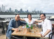 Meine fremde Heimat Staffel 2 Folge 3 - Panama Vince E. Abea mit seinen Kindern Nadine Kaltheuner, Raoul Abea in Panama City 2018 Meine fremde Heimat Staffel 2 Folge 3 - Panama Vince E. Abea mit seinen Kindern Nadine Kaltheuner, Raoul Abea in Panama City 2018