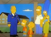 Familie Simpson liefert Bart (2.v.li.) beim Kommandanten der Kadettenanstalt (li.) ab.
