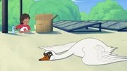 Schwan Hokuspokus sitzt auf einem Hausdach fest. Josefine muss helfen und bringt ihm Wasser. Es scheint, als k&ouml;nne er nicht genug Anlauf nehmen, um von dort wegzufliegen und hat jetzt keine Energie mehr.