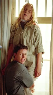 Melanie (Sigrid M. Schn&uuml;ckel, u.) findet Simone (Susanne Schlenzig), die sich aufgeh&auml;ngt hat und schreit um Hilfe...