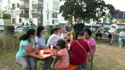 Zum Grillfest kommt die ganze Nachbarschaft.