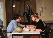 Ilse (Christiane Reiff, re.) läßt sich von Gregor (Santiago Ziesmer) alte Bücher mitbringen. Sie will eine Fälschung eines Sissis-Briefes anfertigen, um an Geld zu kommen (hi. Uta Prelle). Ilse (Christiane Reiff, re.) läßt sich von Gregor (Santiago Ziesmer) alte Bücher mitbringen. Sie will eine Fälschung eines Sissis-Briefes anfertigen, um an Geld zu kommen (hi. Uta Prelle).