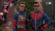 v.li.: Henry Hart / Kid Danger (Jace Norman), Captain Man / Ray Manchester (Cooper Barnes)