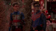 v.li.: Henry Hart / Kid Danger (Jace Norman), Captain Man / Ray Manchester (Cooper Barnes)