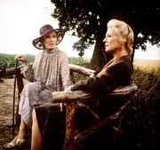 Da es um den Guldenburgschen Besitz mehr als schlecht steht, hat Christine (Christiane H&ouml;rbiger) das Gespr&auml;ch mit ihrer Schwiegermutter Herta (Brigitte Horney) gesucht. Sie versucht ihr klarzumachen, dass man zusammenhalten m&uuml;sse, wenn noch etwas gerettet werden soll.