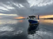 Foto eines Forschungsbootes in einer Bucht.