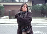 Jutta (Claudia Loerding) blickt traurig auf ihr ehemals zuk&uuml;nftiges Haus.