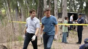 Nachdem zwei Jungen eine Leiche aus einem Fluss gezogen haben, schauen sich Daniel (Jordan Wall, l.) und Jim (Matt Passmore) am Tatort um.