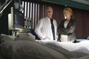 W&auml;hrend auf Dr. R&ouml;ssler (Christian Hockenbrink, M.) noch viel Arbeit wartet, bis er seine Patientin wieder ins Leben entlassen kann, sieht sich Elena (Annika Ernst, r.) am Ziel ihrer M&ouml;rderjagd. Doch hat Sylvia H&ouml;lscher (Clara Gro&szlig;e, l.) wirklich ihren Mann erschossen?