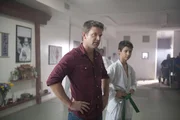 Jim (Matt Passmore, l.) bewundert die Fortschritte, die Callies Sohn Jeff (Uriah Shelton) bei seinem Karateunterricht macht.