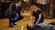 V.l.: Frankie Rizzoli (Jordan Bridges) und Maura Isles (Sasha Alexander) sehen sich die Leiche des ermordeten Modedesigners (Darsteller unbekannt) genauer an.