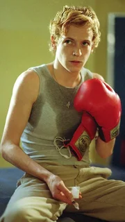 Fisch (Aline Staskowiak) &uuml;berlegt, wie sie Stefanie wieder an die Nadel bringen kann.