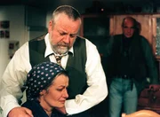 Johanna (Ursula Cantieni) und Hermann (Wolfgang Hepp), im Hintergrund: Heinz (Thomas Meinhardt)