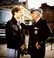 Peggy ist aus der Haft entlassen. Grund genug f&uuml;r Brinkley (Stewart Granger) sich bei Sascha (Jochen Horst) f&uuml;r seinen Einsatz zu bedanken.