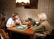 Jutta (Claudia Loerding l.) hat keine besondere Lust auf eine Partie Scrabble mit ihrer Mutter (Hannelore Minkus r.). Jutta (Claudia Loerding l.) hat keine besondere Lust auf eine Partie Scrabble mit ihrer Mutter (Hannelore Minkus r.).