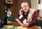 Hermann (Wolfang Hepp) packt seine Geschenke aus und nimmt telefonische Gl&uuml;ckw&uuml;nsche entgegen.