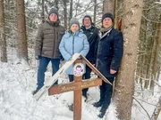 v.li.: G&uuml;nter & Maryon Vollrath, deren Anwalt Christoph R&uuml;hlmann, Zoran Dobrić vor der von den Eltern errichteten Gedenkst&auml;tte am Fundort der Leiche des Sohnes der Vollraths, Raven Vollrath, der hier in Schattwald in Tirol im Juni 2006 gefunden wurde.