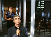 Zuf&auml;llig wird Lollo (Isabella Schmid) Zeugin wie Maximilian (Franz Mey) zu Gott betet, um der Versuchung durch Lollo widerstehen zu k&ouml;nnen.