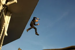 Jason Statham als Arthur Bishop im freien Fall