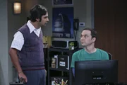 W&auml;hrend Bernadette und Howard ihren Freund Stuart endlich zum Ausziehen bewegen konnten, ihren Hausgast jetzt aber doch etwas vermissen, sind Raj (Kunal Nayyar, l.) und Sheldon (Jim Parsons, r.) einer gro&szlig;en Entdeckung sehr nahe ...