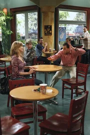 Lyndsey Makelroy (Courtney Thorne-Smith, l.); Alan Harper (Jon Cryer, r.)