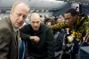 Best&auml;tigt durch die Nachrichten ist f&uuml;r Austin Reilly (Corey Stoll, M.) die Sache klar: Der undurchschaubare Air-Marshall ist ein Entf&uuml;hrer und damit eine Gefahr f&uuml;r alle Passagiere. Gemeinsam mit Charles (Frank Deal, l.) und Travis (Corey Hawkins, r.) macht er sich daran, Bill Marks aus dem Verkehr zu ziehen ...