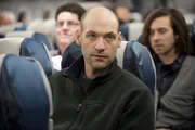 Ein Passagier, der sich auff&auml;llig verh&auml;lt und schon bald versucht, seine Mitreisenden zum Aufstand aufzustacheln: Doch ist Austin (Corey Stoll) wirklich der mysteri&ouml;se Erpresser?