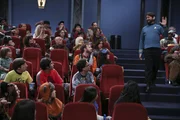 Die Freunde (3. Reihe von l. nach r.) Howard (Simon Helberg), Raj (Kunal Nayyar) und Leonard (Johnny Galecki) sind geschockt, als sie Wil Wheaton (Wil Wheaton, r.) mit einem Star Trek Outfit sehen ...
