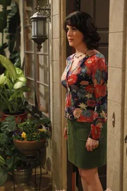 Spielt weiter ihr Spiel mit Charlie um ihn eifers&uuml;chtig machen: Rose (Melanie Lynskey) ...