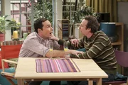 Wie erwartet endet Sheldons (Jim Parsons, l.) "Test-Brunch" in einem peinlichen Desaster. Zahlreiche Drinks scheinen zumindest die Stimmung vom Gastgeber und von Gast Stuart (Kevin Sussman, r.) aufzulockern ...