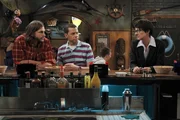 (v.l.n.r.) Walden Schmidt (Ashton Kutcher); Alan Harper (Jon Cryer); Danny (Judy Greer)