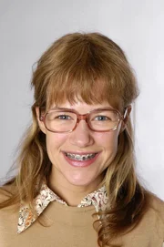 (2. Staffel) - Lisa Plenske (Alexandra Neldel) ist nicht schön, sie sieht sogar unvorteilhaft, zumindest unscheinbar aus. Ihre Eltern lieben sie über alles und haben versucht, ihr alles mitzugeben, was im Leben wichtig ist. Dennoch merkt Lisa früh, dass sie für alles, was anderen zufliegt oder leichter fällt, kämpfen muss. (Dieses Foto von Alexandra Neldel darf nur in Zusammenhang mit der Berichterstattung über die Serie Verliebt in Berlin veröffentlicht und verbreitet werden.) (2. Staffel) - Lisa Plenske (Alexandra Neldel) ist nicht schön, sie sieht sogar unvorteilhaft, zumindest unscheinbar aus. Ihre Eltern lieben sie über alles und haben versucht, ihr alles mitzugeben, was im Leben wichtig ist. Dennoch merkt Lisa früh, dass sie für alles, was anderen zufliegt oder leichter fällt, kämpfen muss. (Dieses Foto von Alexandra Neldel darf nur in Zusammenhang mit der Berichterstattung über die Serie Verliebt in Berlin veröffentlicht und verbreitet werden.)